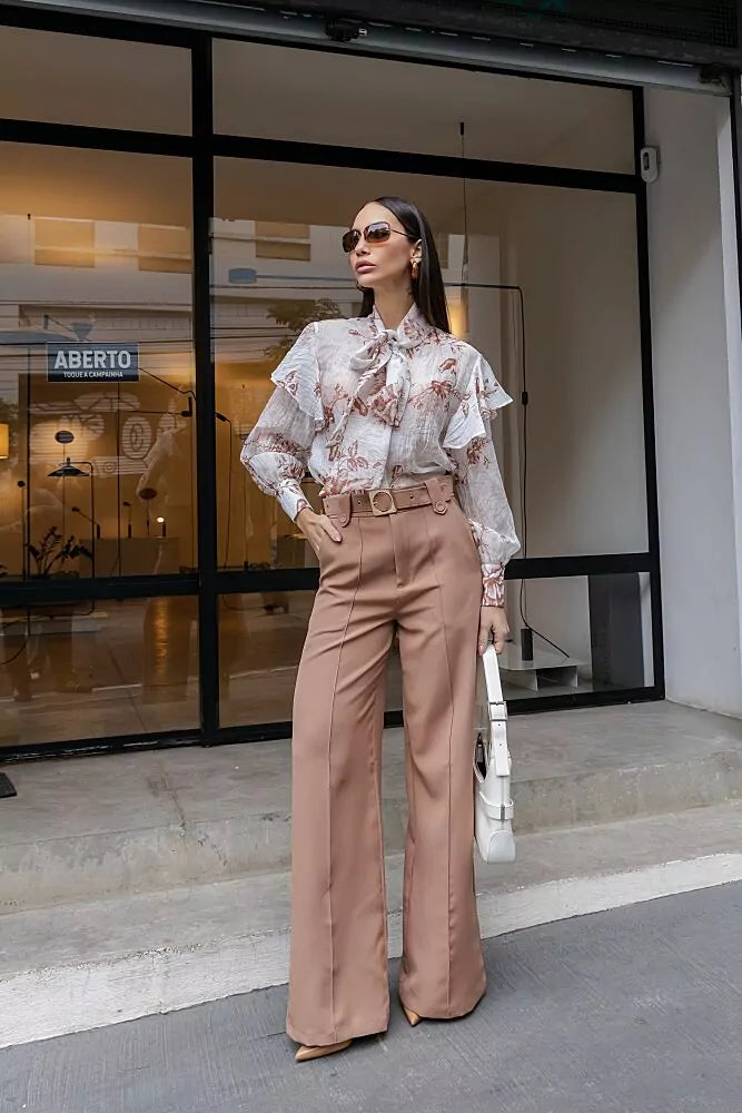 Calça cós com cinto amarelo