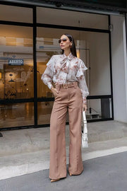Calça cós com cinto amarelo